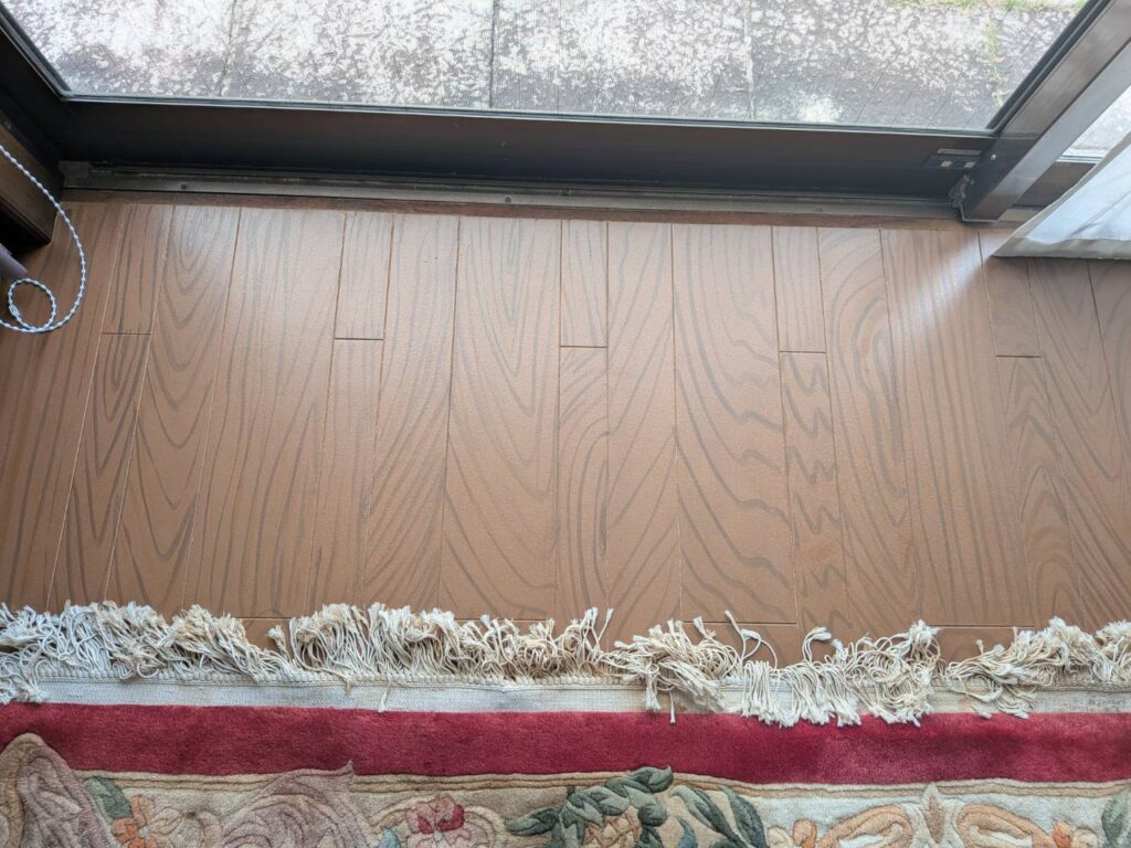 塗装リペアにより木目まで完全に再現され、新品同様に蘇ったフローリングの様子（施工後）