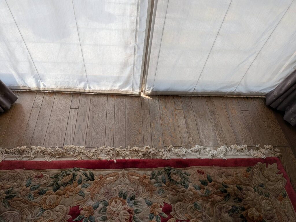 日焼けで表面が剥がれ、ガサガサに劣化したフローリングの様子（福岡県豊前市での施工前）